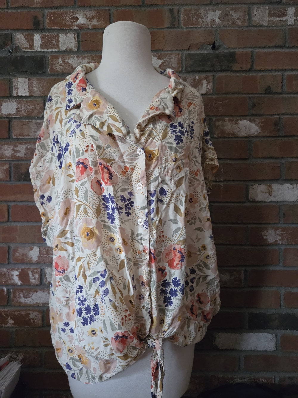 torrid Cream Floral Button-Front Tie-Hem Blouse